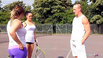 Jess, Eine Reife Frau, Wird Nach Einem Tennisspiel Vom Freund Ihres Sohnes Zum Oralsex Und Zum Penetrativen Sex Verführt.Das Video Hat Einen Deutschen Akzent Und Beinhaltet Einen Cumshot.