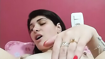 فتاة مراهقة سمراء ذات كس ضيق تستخدم لعبة جنسية للوصول إلى النشوة الجنسية