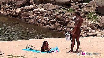 En Välutrustad Svart Man Attraherar Utan Problem Nudister På Stranden Med Sin Imponerande Storlek