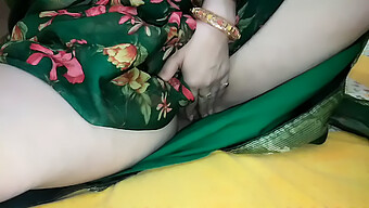 Gadis Asia Menampakkan Lingerie Di Bawah Saree Semasa Urutan Sensual